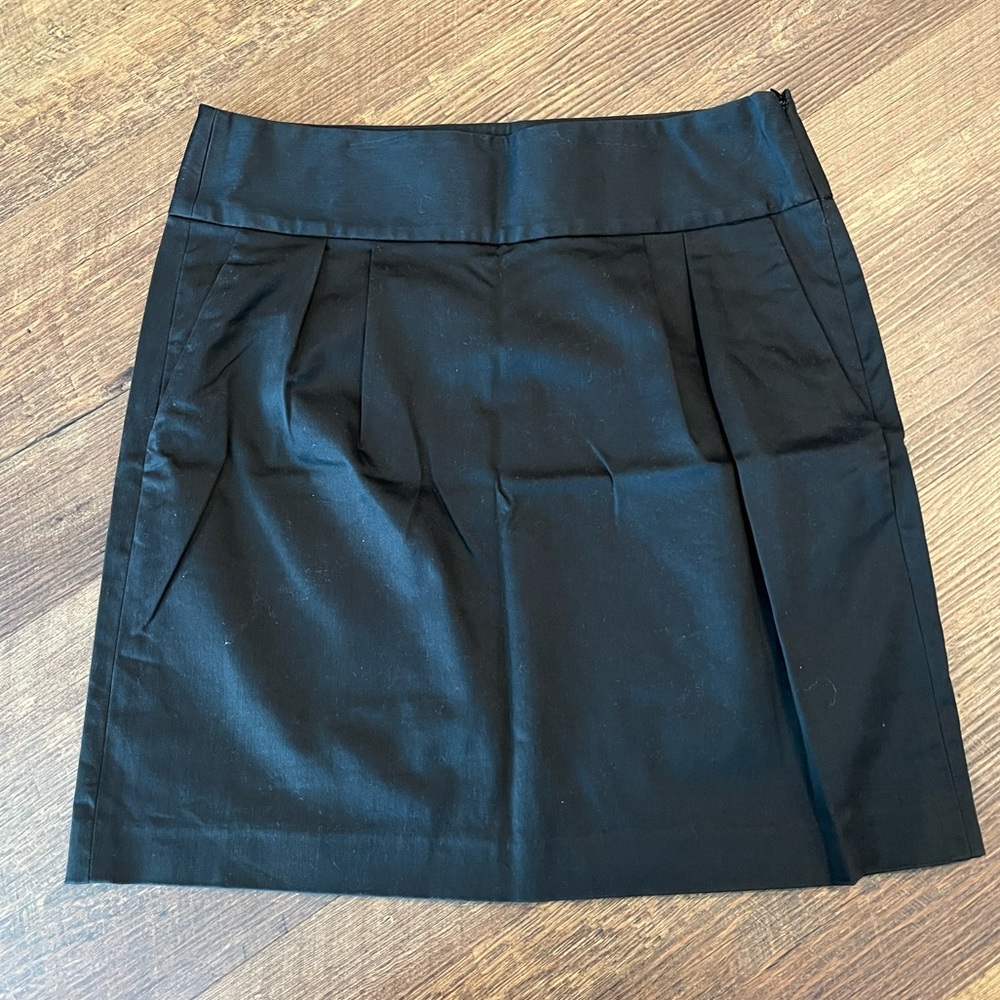 BANANA REPUBLIC mini skirt woman’s size 4 black sateen material has pockets